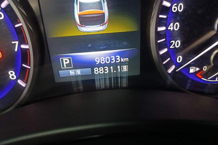 Used Infiniti Q50L 2015 2.0T Luxury Edition Odometer Close Up