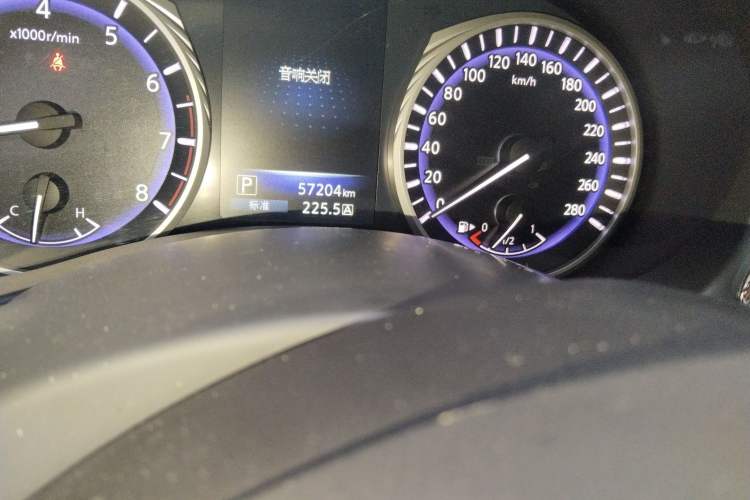 Used Infiniti Q50L 2015 2.0T Enjoyment Edition Odometer Close Up
