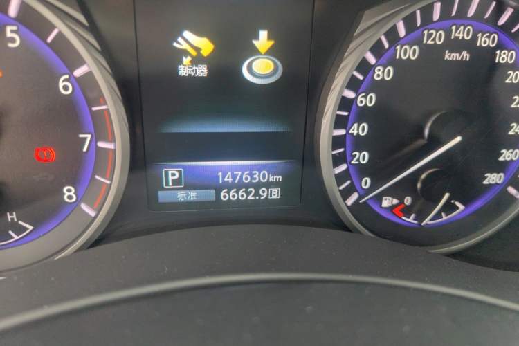 Used Infiniti Q50L 2015 2.0T Enjoyment Edition Odometer Close Up