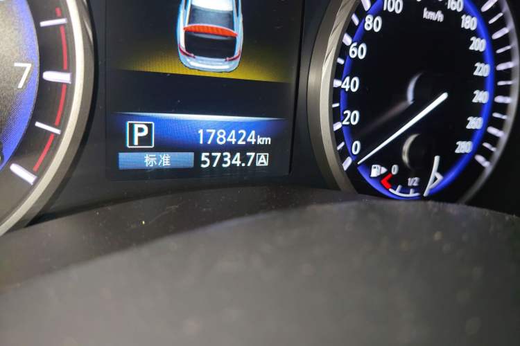 Used Infiniti Q50L 2015 2.0T Enjoyment Edition Odometer Close Up