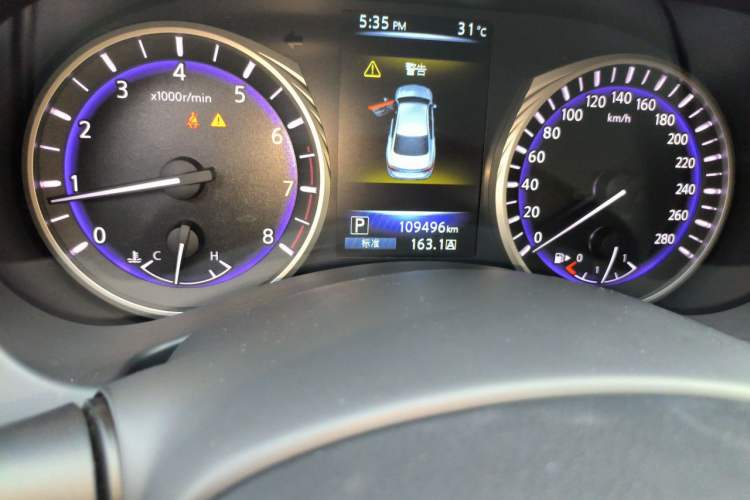 Used Infiniti Q50L 2015 2.0T Enjoyment Edition Odometer Close Up