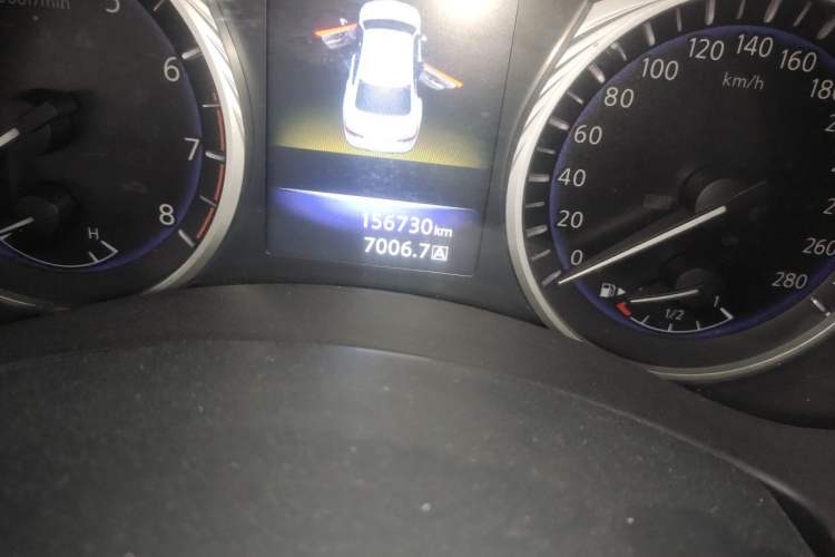 Used Infiniti Q50L 2015 2.0T Enjoyment Edition Odometer Close Up