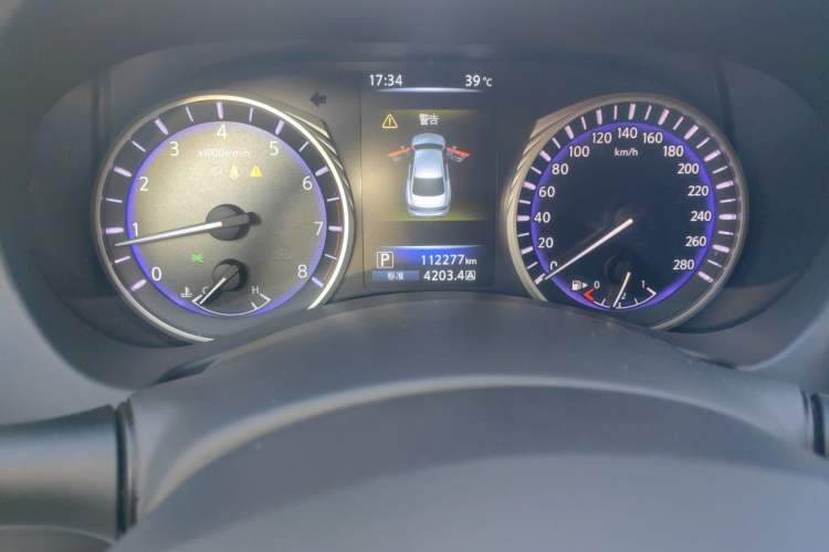Used Infiniti Q50L 2015 2.0T Enjoyment Edition Odometer Close Up