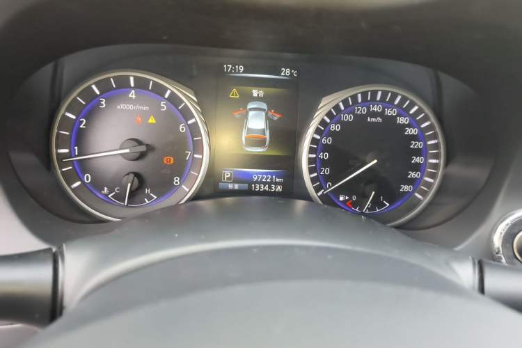 Used Infiniti Q50L 2015 2.0T Comfort Edition Odometer Close Up