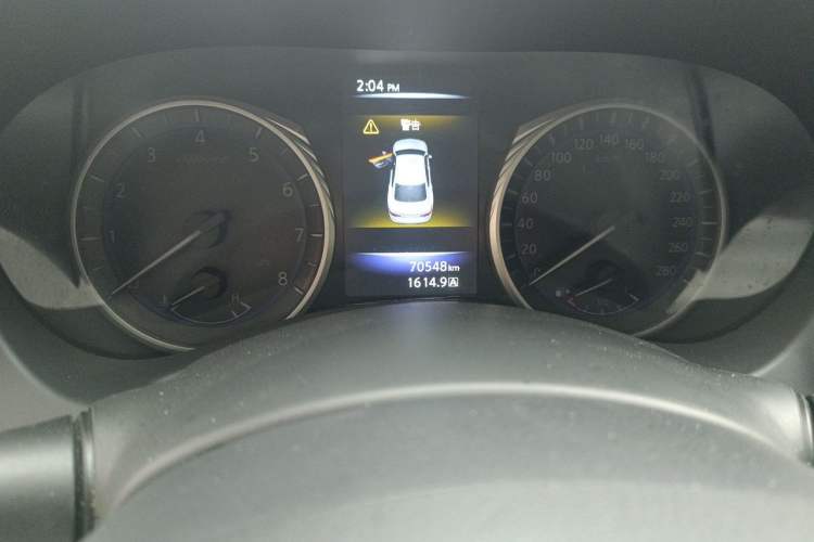 Used Infiniti Q50L 2015 2.0T Enjoyment Edition Odometer Close Up