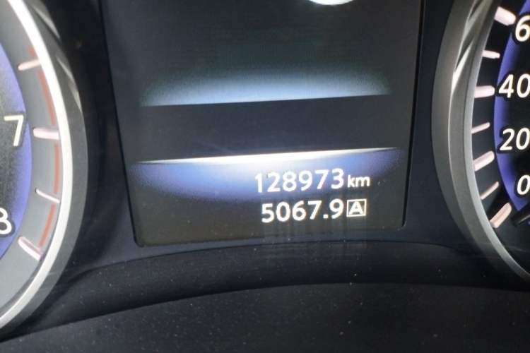 Used Infiniti Q50L 2015 2.0T Sport Edition Odometer Close Up