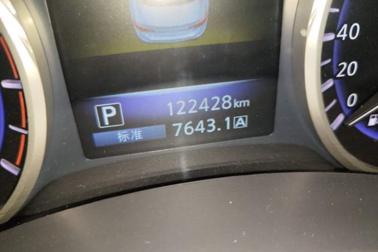 Used Infiniti Q50L 2015 2.0T Enjoyment Edition Odometer Close Up