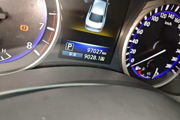 Used Infiniti Q50L 2015 2.0T Enjoyment Edition Odometer Close Up