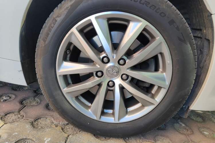 Used Infiniti Q50L 2015 2.0T Enjoyment Edition Right Front Wheel Hub