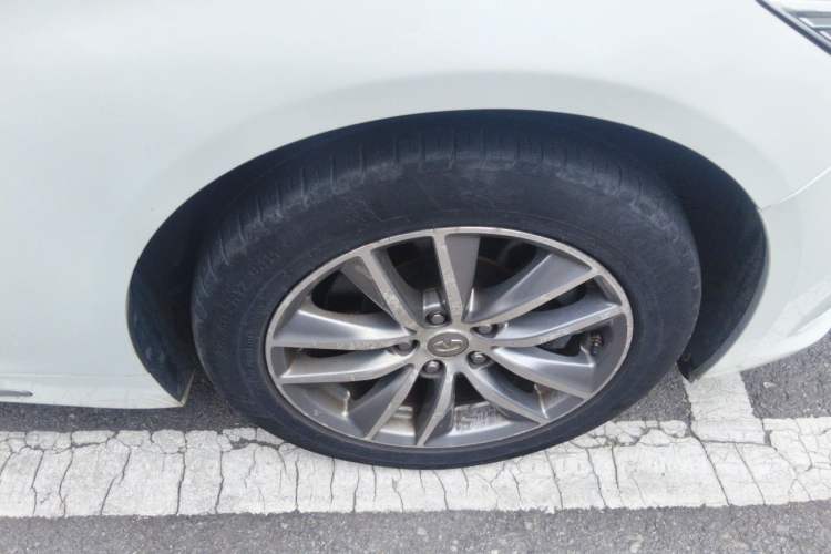 Used Infiniti Q50L 2015 2.0T Comfort Edition Right Front Wheel Hub