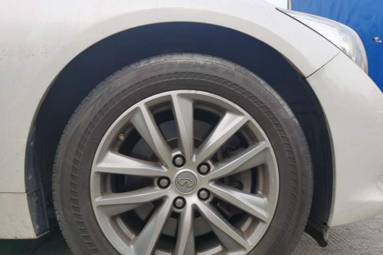 Used Infiniti Q50L 2015 2.0T Comfort Edition Right Front Wheel Hub