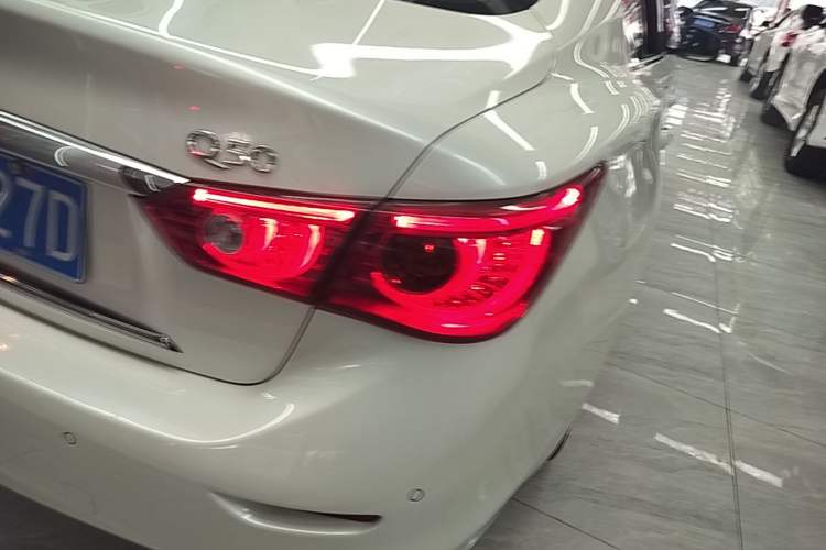 Used Infiniti Q50L 2015 2.0T Comfort Edition Right Rear Taillight