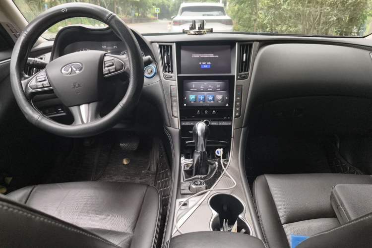 Used Infiniti Q50L 2016 2.0T Enjoyment Edition Center Console