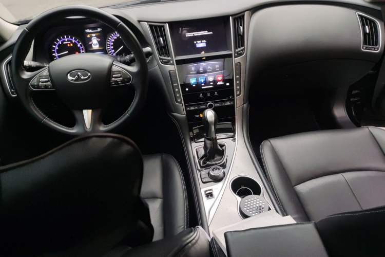 Used Infiniti Q50L 2016 2.0T Enjoyment Edition Center Console