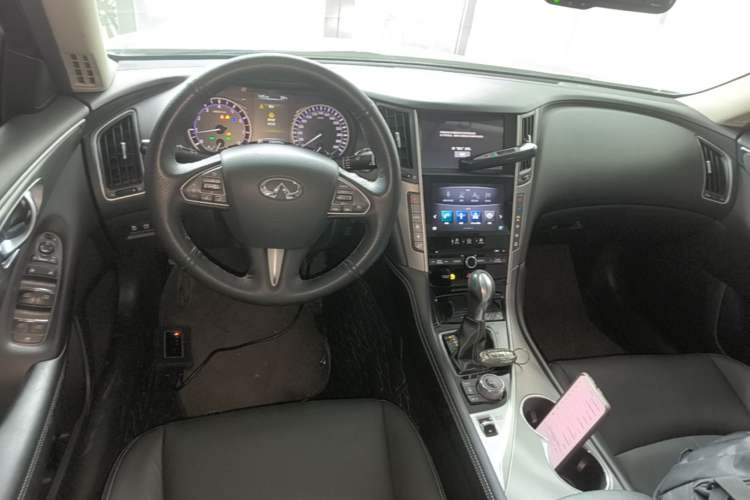 Used Infiniti Q50L 2016 2.0T Enjoyment Edition Center Console