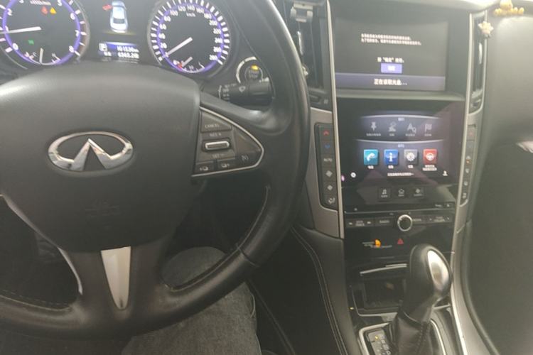 Used Infiniti Q50L 2016 2.0T Ambition Edition Center Console