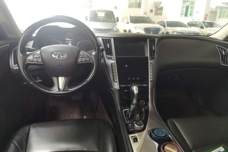 Used Infiniti Q50L 2016 2.0T Enjoyment Edition Center Console