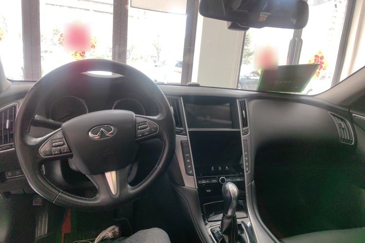 Used Infiniti Q50L 2016 2.0T Enjoyment Edition Center Console
