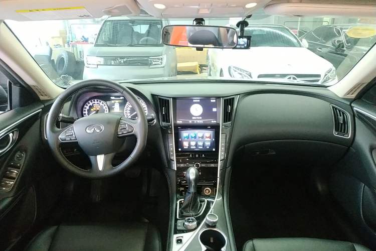 Used Infiniti Q50L 2016 2.0T Comfort Edition Center Console