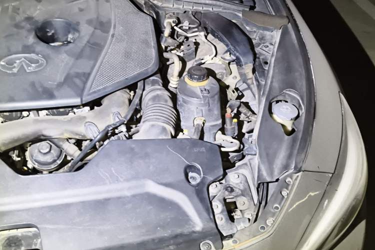 Used Infiniti Q50L 2016 2.0T Enjoyment Edition Engine Bay Left