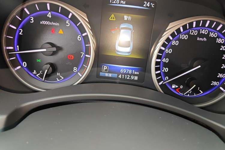 Used Infiniti Q50L 2016 2.0T Enjoyment Edition Odometer Close Up