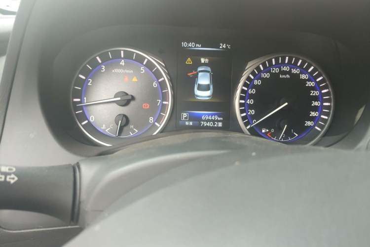 Used Infiniti Q50L 2016 2.0T Comfort Edition Odometer Close Up