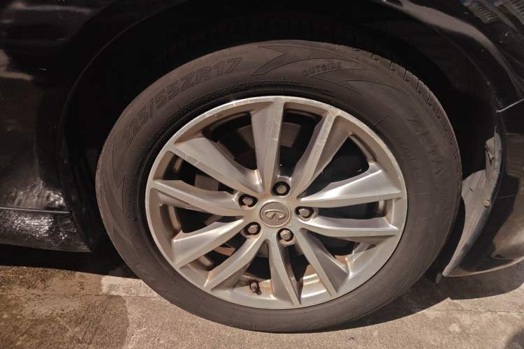 Used Infiniti Q50L 2016 2.0T Comfort Edition Right Front Wheel Hub