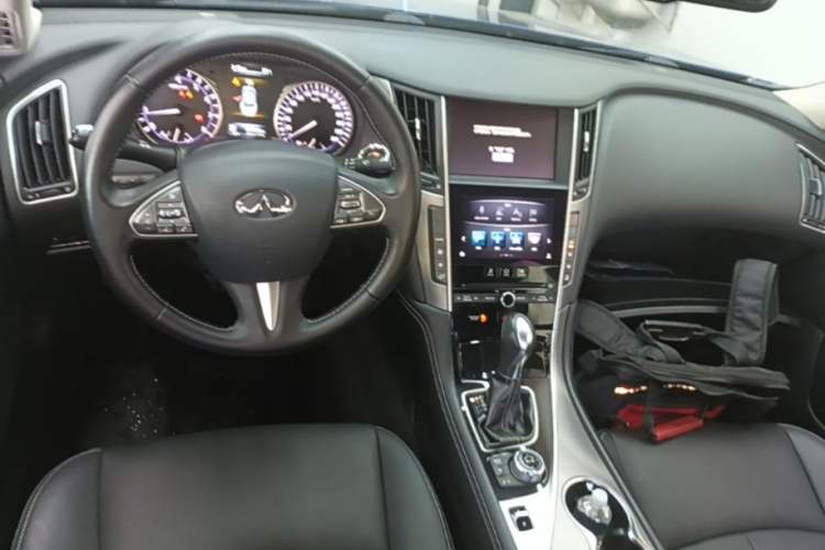 Used Infiniti Q50L 2016 2.0T Enjoyment Edition Center Console