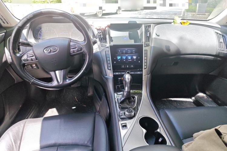 Used Infiniti Q50L 2016 2.0T Enjoyment Edition Center Console