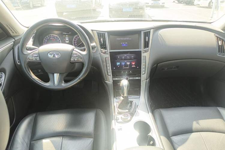 Used Infiniti Q50L 2016 2.0T Enjoyment Edition Center Console