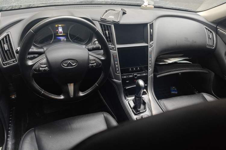 Used Infiniti Q50L 2016 2.0T Enjoyment Edition Center Console