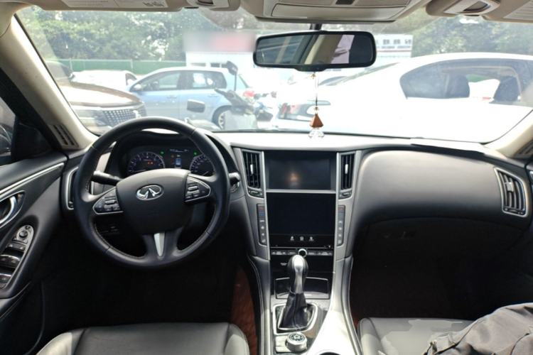 Used Infiniti Q50L 2016 2.0T Enjoyment Edition Center Console