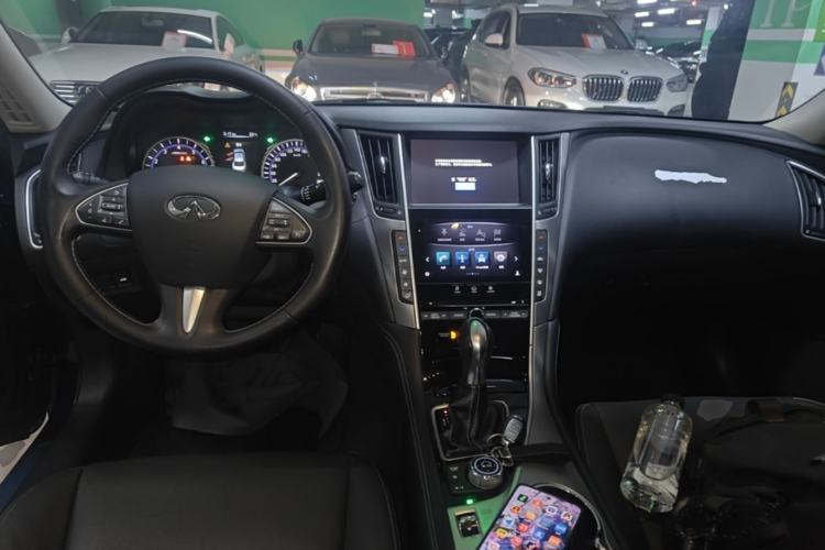 Used Infiniti Q50L 2016 2.0T Enjoyment Edition Center Console