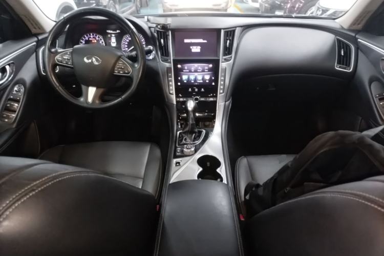 Used Infiniti Q50L 2016 2.0T Enjoyment Edition Center Console