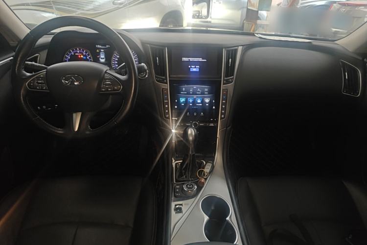 Used Infiniti Q50L 2016 2.0T Enjoyment Edition Center Console