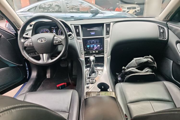 Used Infiniti Q50L 2016 2.0T Enjoyment Edition Center Console