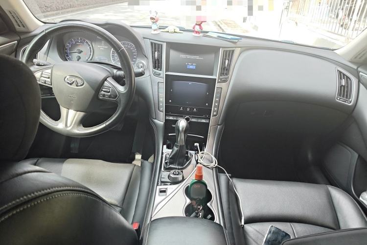 Used Infiniti Q50L 2016 2.0T Enjoyment Edition Center Console