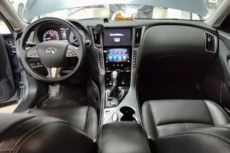 Used Infiniti Q50L 2016 2.0T Enjoyment Edition Center Console