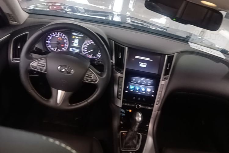 Used Infiniti Q50L 2016 2.0T Enjoyment Edition Center Console