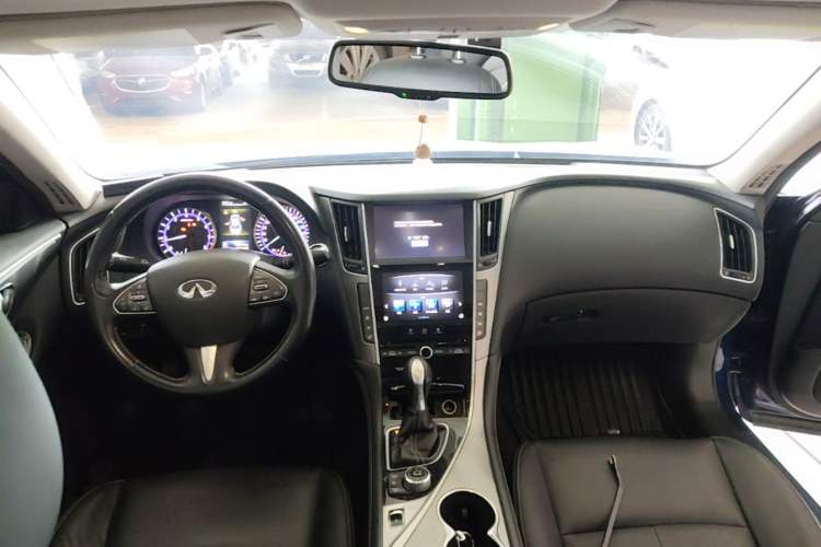 Used Infiniti Q50L 2016 2.0T Enjoyment Edition Center Console