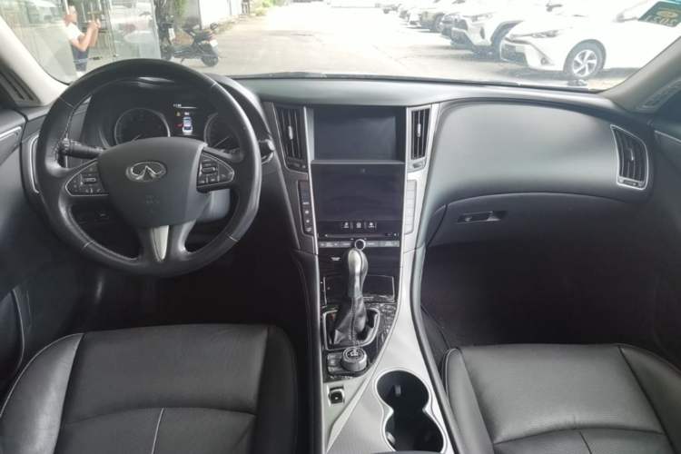 Used Infiniti Q50L 2016 2.0T Ambition Edition Center Console