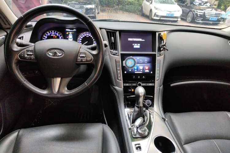 Used Infiniti Q50L 2016 2.0T Enjoyment Edition Center Console
