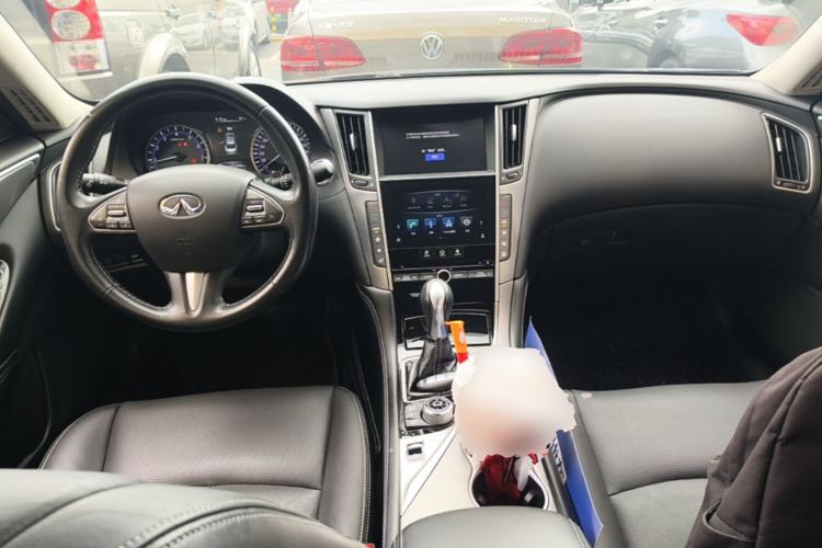 Used Infiniti Q50L 2016 2.0T Enjoyment Edition Center Console