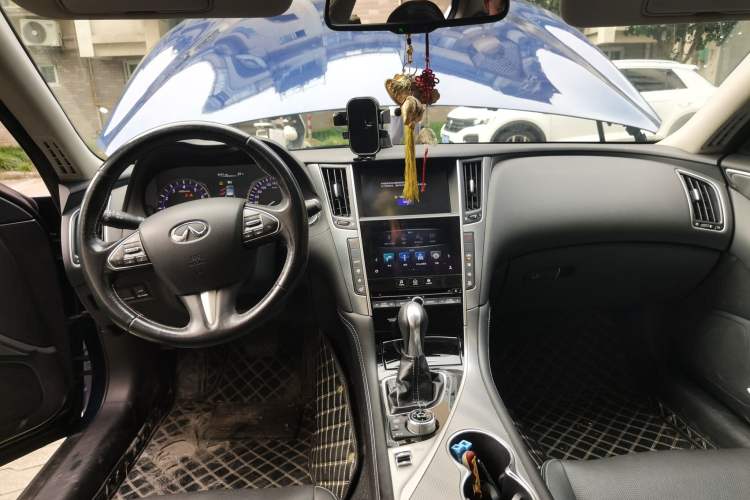 Used Infiniti Q50L 2016 2.0T Ambition Edition Center Console