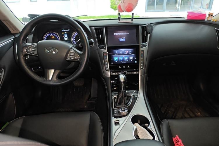 Used Infiniti Q50L 2016 2.0T Enjoyment Edition Center Console