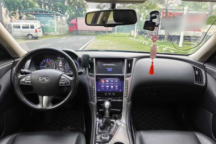 Used Infiniti Q50L 2016 2.0T Enjoyment Edition Center Console