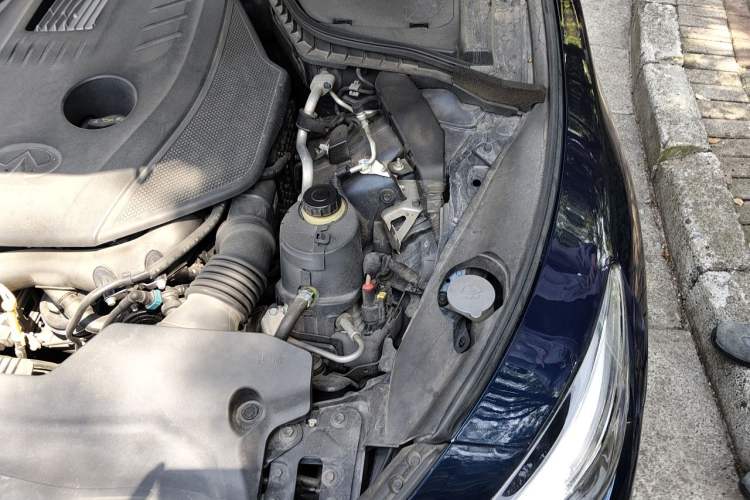 Used Infiniti Q50L 2016 2.0T Enjoyment Edition Engine Bay Left