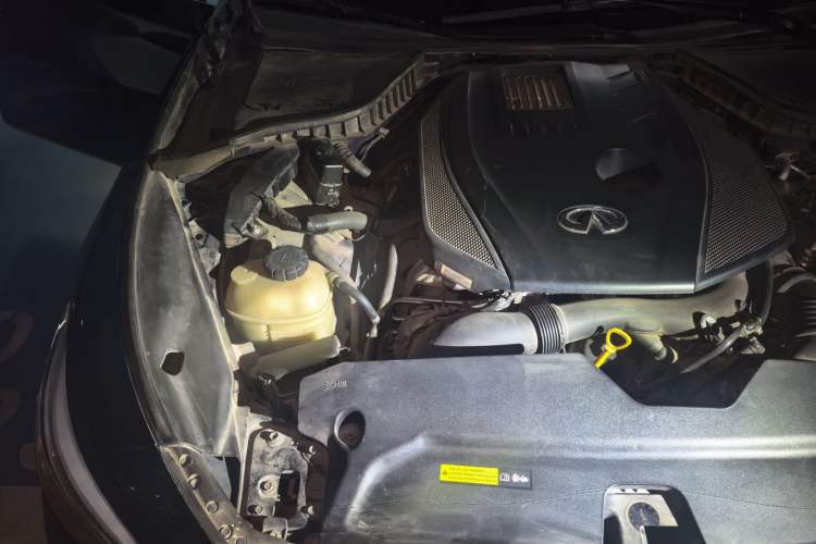 Used Infiniti Q50L 2016 2.0T Enjoyment Edition Engine Bay Right