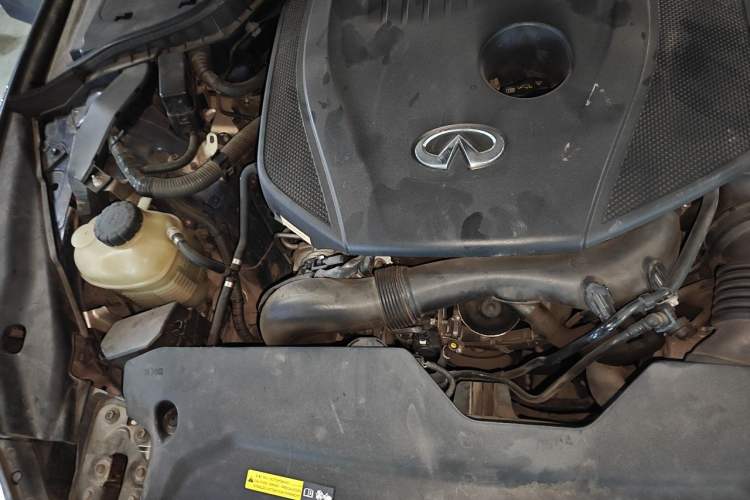Used Infiniti Q50L 2016 2.0T Comfort Edition Engine Bay Right