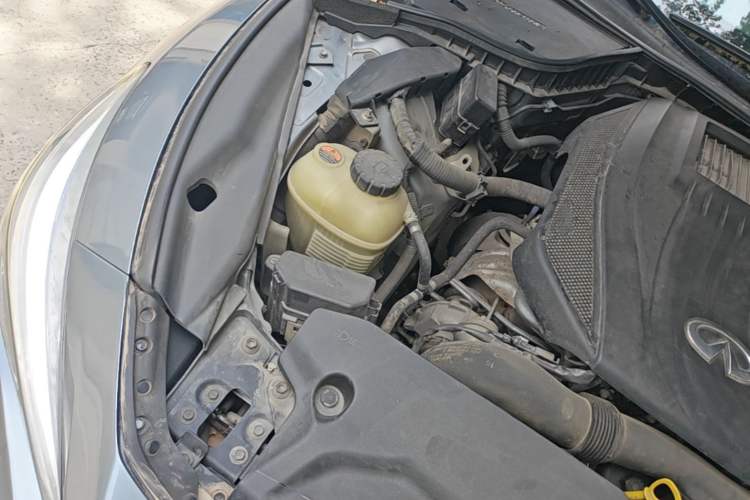 Used Infiniti Q50L 2016 2.0T Ambition Edition Engine Bay Right